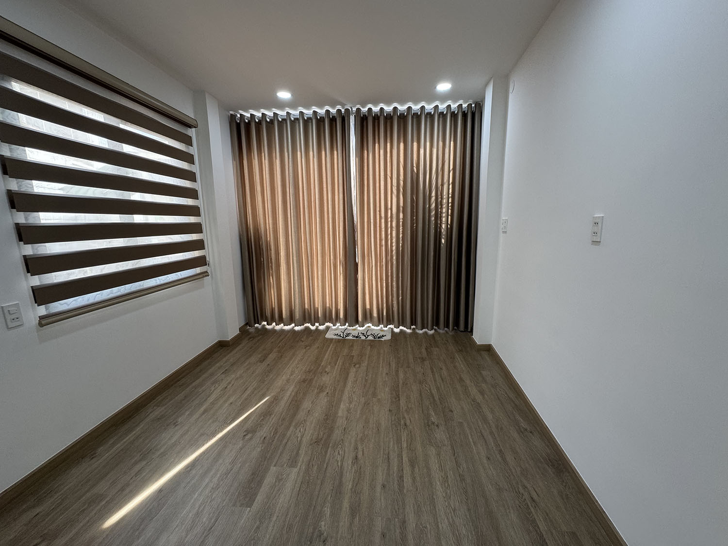 Tuyệt phẩm Nhà Phố 2 lầu full nội thất cao cấp hẻm 2 xe hơi 7 chỗ tránh nhau khu VIP Đặng Văn Ngữ